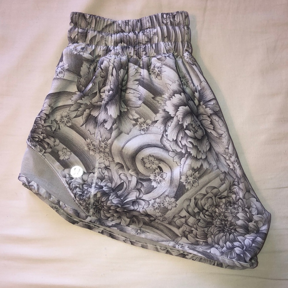 Lululemon Hotty Hot Shorts 2.5”